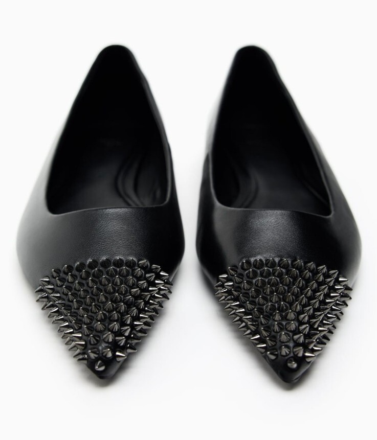 Zara Black Pointed Toe Leather Flats With Spikes (talla 38)