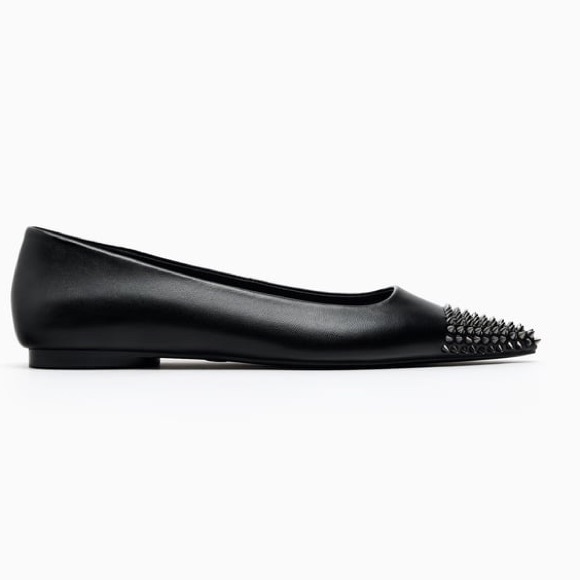 Zara Black Pointed Toe Leather Flats With Spikes (talla 38)