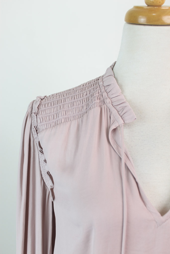 Chelsea & Theodore Tie-Neck Satin Blouse nueva (talla XS)