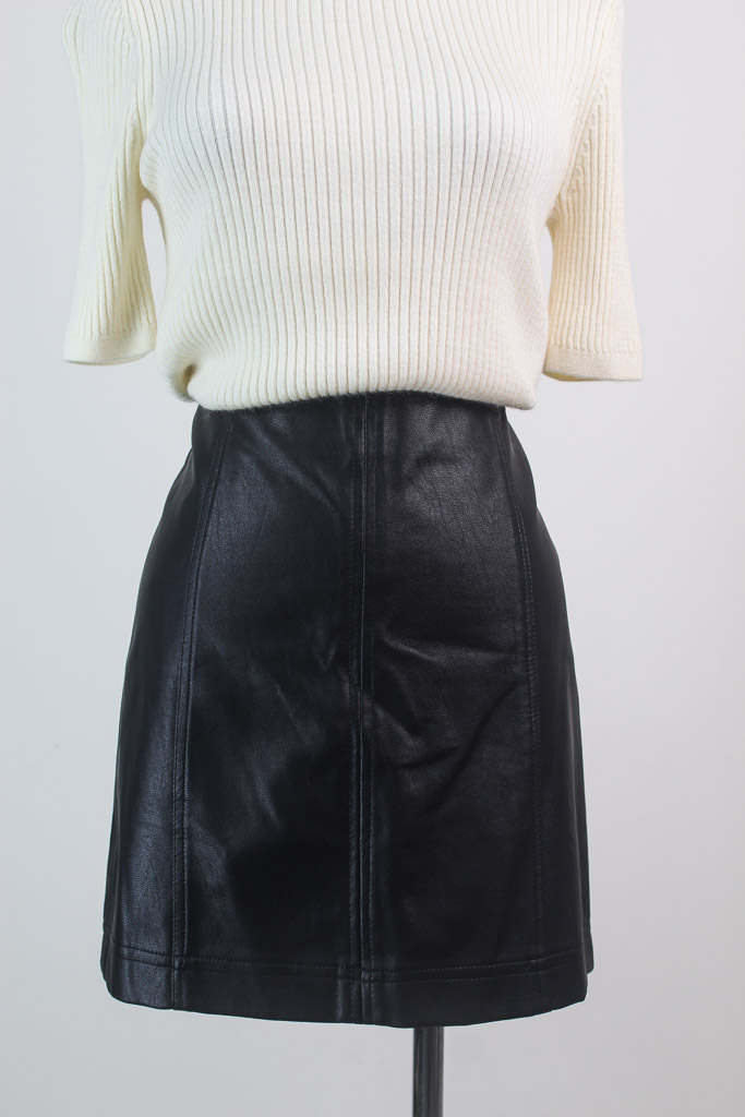 Falda cuerina (she&sky) talla small - 2