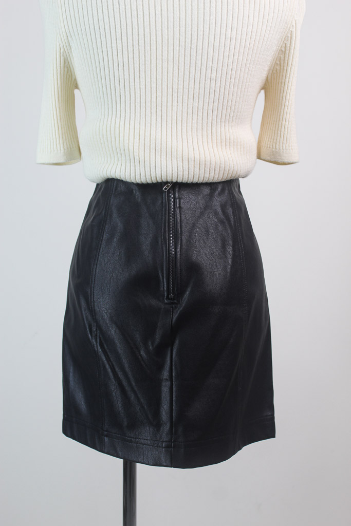 Falda cuerina (she&sky) talla small - 3