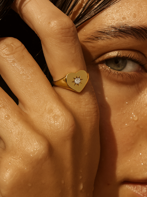 Vesper Heart Signet Ring Ellie Vail (talla 6)