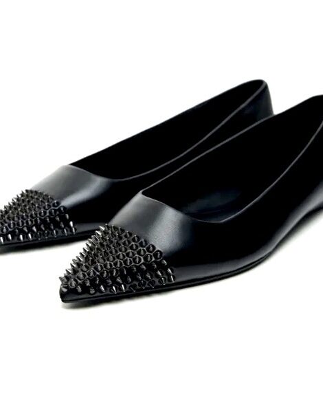 Zara Black Pointed Toe Leather Flats With Spikes (talla 38)