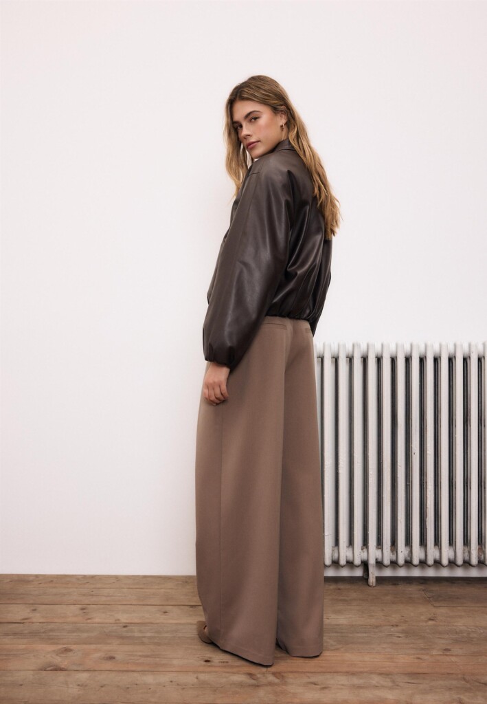 Leather effect bomber jacket nueva (talla M)