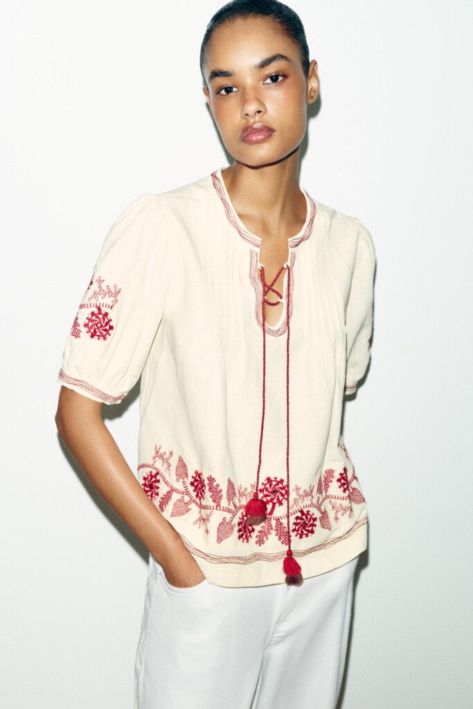 BLUSA BORDADOS BORLAS ZARA (talla XS flojita)